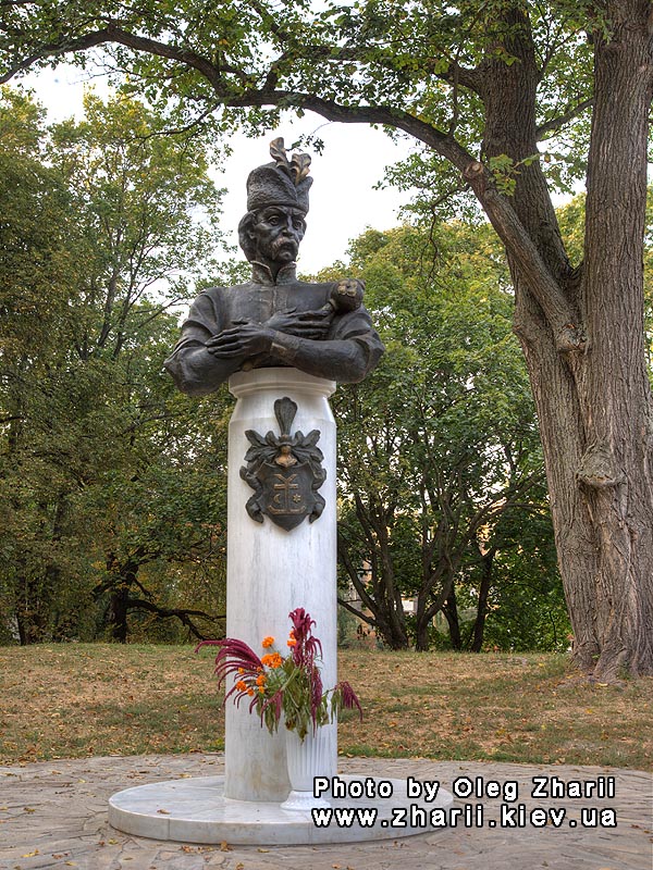 Chernigiv, Monument to Hetman Mazepa