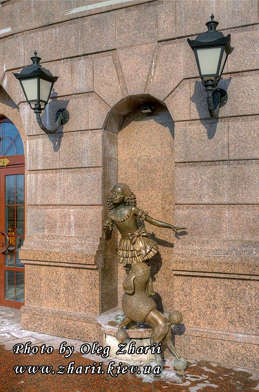 Киев, театр кукол, скульптура Мальвины