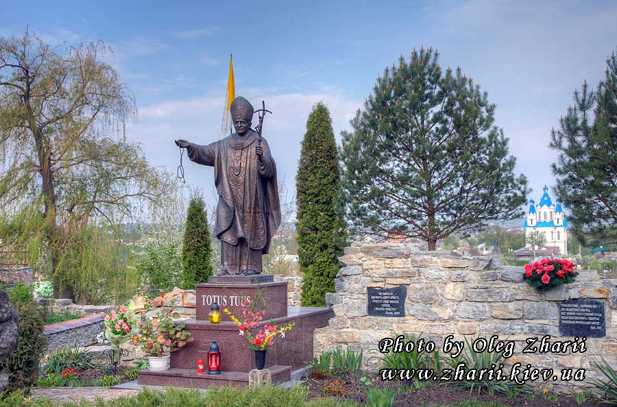 Kamyanets-Podilskiy, Petropavlovskiy Cathedral, Monument to Johannes Paul II