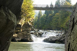 [ru]Яремче, мост над водопадом Пробий[en]Yaremche, Bridge over Probiy Waterfall