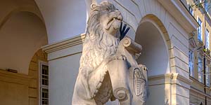[en]Lviv, Lion at Entrance to the City Hall[ru]Львов, лев у входа в ратушу
